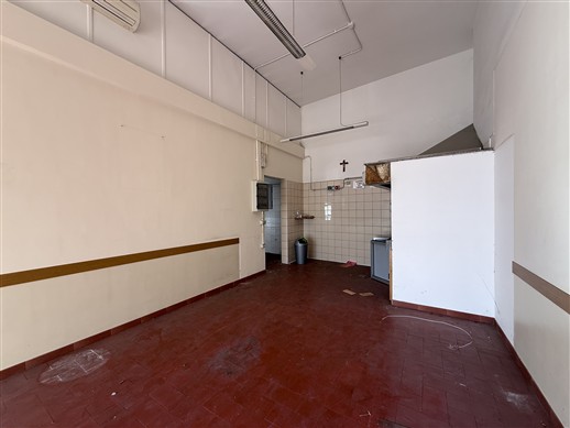 Locale Commerciale Angolare, 3 Vetrine, 2 Bagni. Con Canna Fumaria.